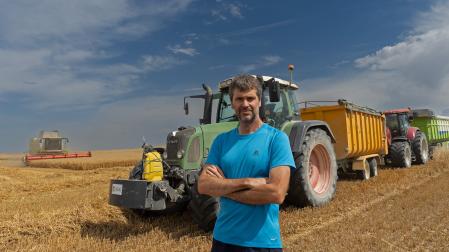 *A:MONTXO A.G.
*F: 2024-06-26
*L: MENDAVIA
*T: AGRICULTURA PRESIDENTE DE LA ASOCIACION SEMILLA Y BELARRA
*P: ALBERTO ALECHA