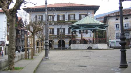Vista parcial de la plaza Zaharra, con el Ayuntamiento al fondo.