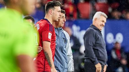 Max Svensson habla con Bittor Alkiza con Javier Aguirre al fondo en su debut con el primer equipo rojillo contra el Mallorca