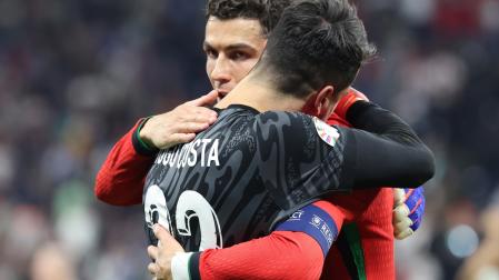 Abrazo entre Diogo Costa y Cristiano Ronaldo al finalizar el partido