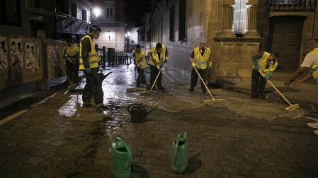 Operarios municipales echando el antideslizante en el tramo de la Plaza Consistorial