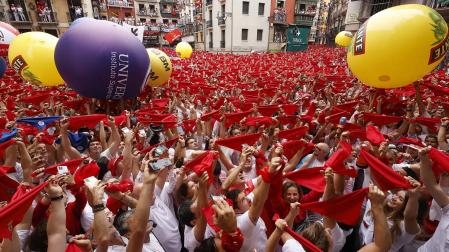 Estalla la fiesta en Pamplona con el lanzamiento del chupinazo a cargo de Duguna