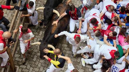 Llegada a la plaza de toros en el tercer encierro de San Fermín con toros de Victoriano del Río. |