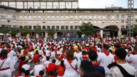 Fotos de aficionados siguiendo a la selección española en la pantalla gigante del parque de Yamaguchi./