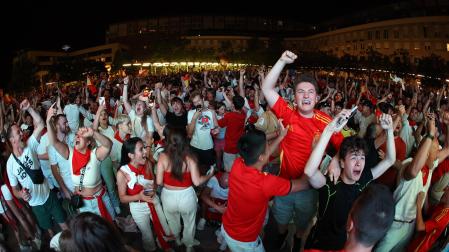 Fotos de aficionados siguiendo a la selección española en la pantalla gigante del Parque Yamaguchi de Pamplona./