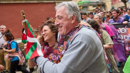 El alcalde Joseba Asiron, con la ikurriña en la última edición de la Korrika