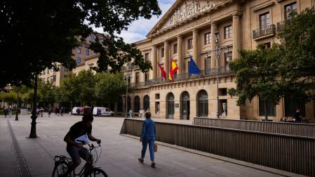 La fachada del Palacio de Navarra, sede del Gobierno foral, en la avenida Carlos III de Pamplona