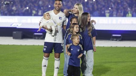 Radamel Falcao junto a su esposa y sus hijos en la presentación como nuevo jugador del Millonarios