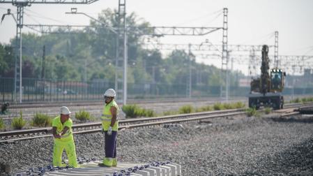 Operarios durante las obras de remodelación del Centro Logístico de Júndiz, en Vitoria