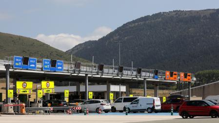 Vehículos pasando por el peaje en Zuasti de la autopista AP-15, el pasado 8 de julio
T:   PEAJE DE ZUASTI