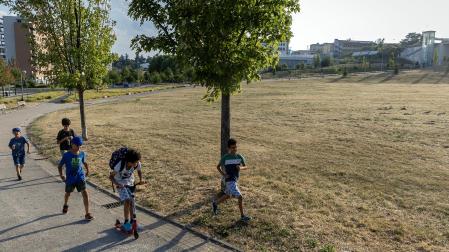 Fotos del abandono que sufre el parque de las Pioneras de Pamplona. /