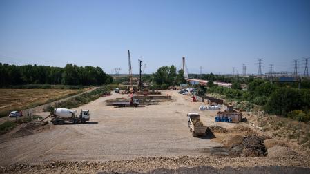 Trabajos de construcción del viaducto que salvará el río Ebro en Castejón
