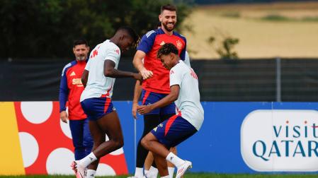 Los jugadores de la selección española Nico Williams (i), Lamine Yamal (d) y Unai Simon (c) durante el entrenamiento