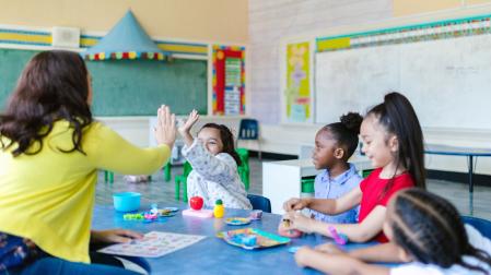 Una docente en un aula de Educación Infantil.
