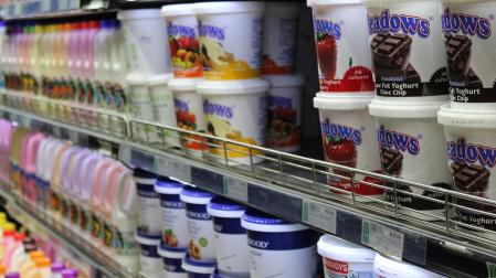 La leche pasteurizada y el yogur natural sin azúcar se encuentran entre los productos procesados saludables