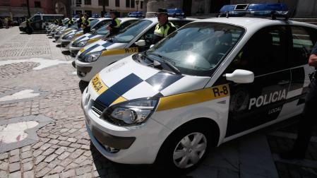 Imagen de archivo de varios coches de la Policía Local de Cádiz