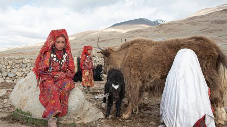 Una mujer (izq.) ordeña a un yak en el Pequeño Pamir afgano, habitado por tribus nómadas kirguises. Un velo blanco distingue a las mujeres casadas, mientras las solteras lo llevan de color rojo.