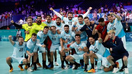 Los jugadores españoles celebran la victoria ante Croacia durante el partido de ronda preliminar de balonmano masculino, entre España y Croacia, en los Juegos Olímpicos París 2024