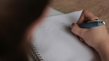 Un estudiante realiza un examen