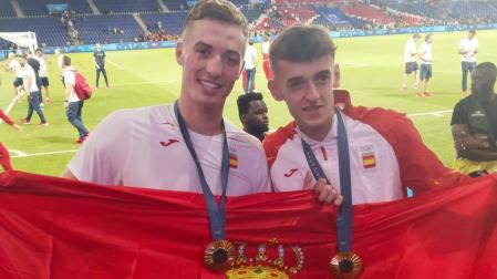 Jon Pacheco y Aimar Oroz muestran la bandera de Navarra tras ganar el oro olímpico
