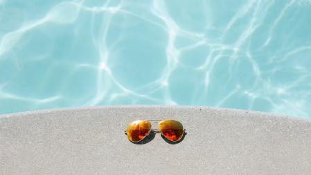 Imagen de archivo de unas gafas de sol en una piscina
