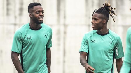 Los navarros Iñaki Williams (izda.) y Nico Williams 8dcha.) durante el entrenamiento de este lunes, 12 de agosto