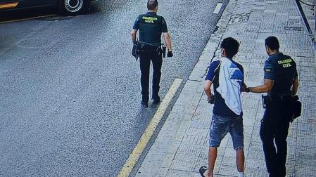 La Guardia Civil traslada al juzgado a uno de los detenidos