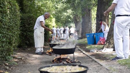 Fotos de la comida popular de calderetes de fiestas de Burlada. /