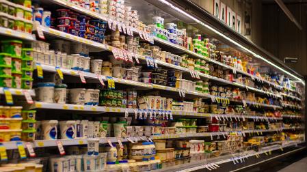 Zona de lácteos en un supermercado