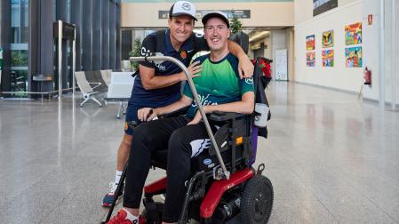 Alberto Armendáriz y Jagoba Arrasate, este viernes en Noáin. Txapela le quiso dar una sorpresa a su amigo, que se emocionó