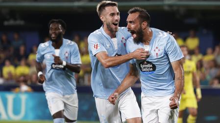 Borja Iglesias, autor del primer tanto del encuentro, felicitado por Mingueza, quien marcó un gol y dio una asistencia