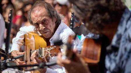 Fotos de la actuación de Duguna, Pepe Habichuela y Josemi Carmona en la plaza Consistorial de Pamplona en el marco del Festival Flamenco On Fire 2024.