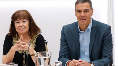 -El líder socialista y presidente del Gobierno, Pedro Sánchez y la presidenta del Partido Socialista Obrero Español Cristina Narbona, este lunes durante la reunión de la Comisión Ejecutiva Federal de PSOE