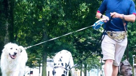 Samuel Beguiristáin, con tres perros en la Vuelta del Castillo de Pamplona