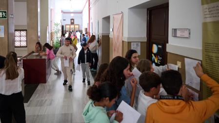 Fotos del comienzo del curso escolar 2024/25 en Navarra. En la imagen, el IES Plaza de la Cruz de Pamplona.