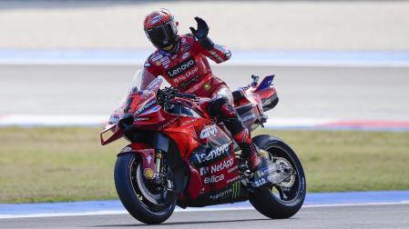 Francesco Bagnaia saluda tras finalizar la primera ronda de libres en el circuito de Misano