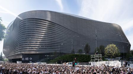 Exterior del estadio Santiago Bernabéu donde el Real Madrid ha suspendido los conciertos programados al menos hasta marzo de 2025, tras las quejas por el ruido