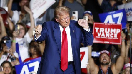 El expresidente Donald Trump baila durante un acto en el  World Market Center en Las Vegas