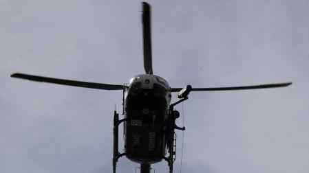 Un agente del GREIM, durante una intervención con el helicóptero