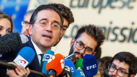 El ministro de Asuntos Exteriores, José Manuel Albares, atiende a los medios antes de una reunión en Bruselas