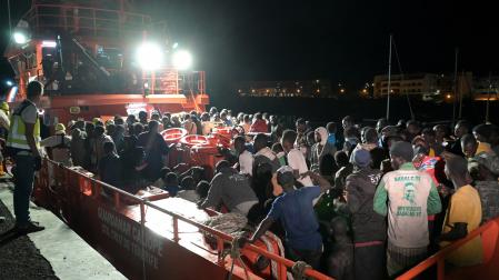 Dos embarcaciones de Salvamento Marítimo, la Salvamar Adhara y la Guardamar Caliope, desembarcan en el puerto de La Restinga, en El Hierro, a 327 inmigrantes subsaharianos rescatados de dos cayucos localizados en el Atlántico, en aguas al sur de la isla