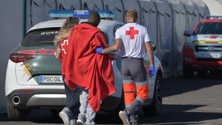 Imagen de una de las personas rescatadas de una embarcación en Lanzarote este viernes, 27 de septiembre