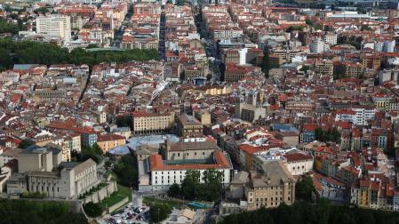 Vista del Casco Antiguo de Pamplona, el II Ensanche y Lezkairu al fondo