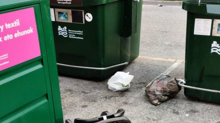 Fotos del bolseo en contenedores de Buztintxuri con restos de todo tipo fuera de los contenedores del barrio