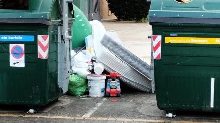 Fotos del bolseo en contenedores de Buztintxuri con restos de todo tipo fuera de los contenedores del barrio