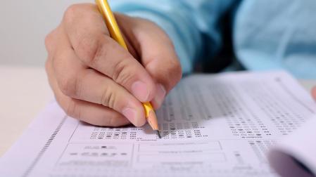 Una persona haciendo un examen