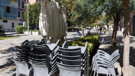 Imagen de varias sillas apiladas de la terraza de un bar de la calle Herrerías de Tudela