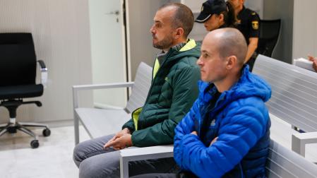 Los terroristas del comando Ezuste, Iurgi Garitagoitia (d) y Joanes Larretxea (i) se sientan en el banquillo de la Audiencia Nacional este lunes donde se enfrenta a 21 años de cárcel como presuntos autores de un atentado con coche bomba contra la Universidad de Navarra
