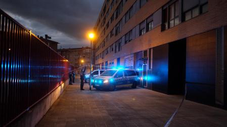 Fotos del lugar del asesinato de una joven en una bajera del barrio de la Rochapea en Pamplona. /