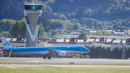 Imagen de archivo donde un avión despega de la pista del aeropuerto de Bilbao